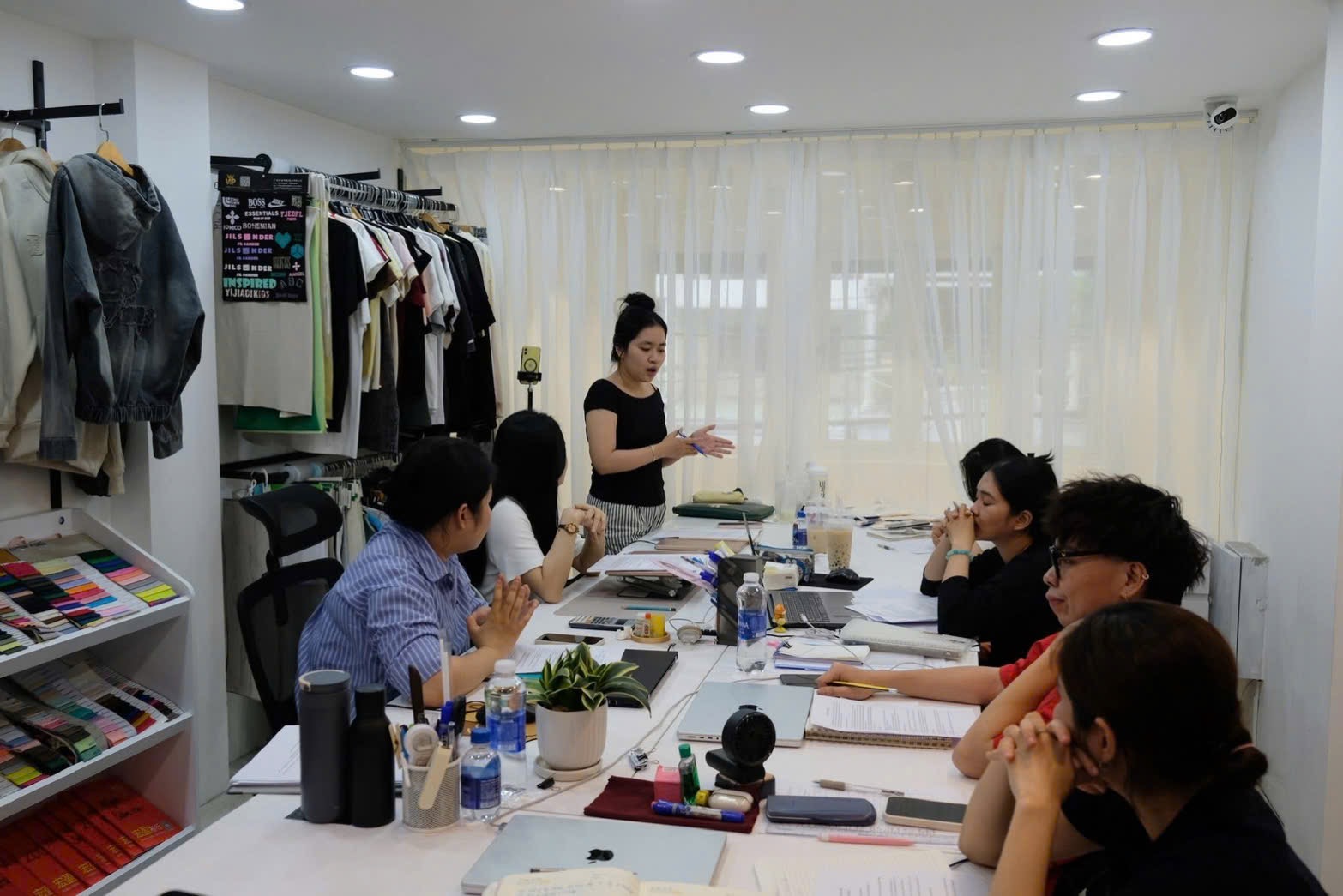 Xưởng may áo thun TPHCM 14 năm kinh nghiệm – đội ngũ Say Happy